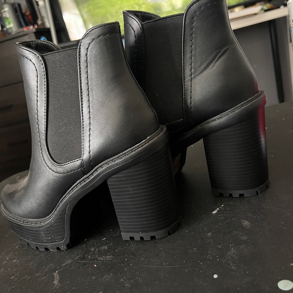 Women’s platforms - Picture 2 of 3
